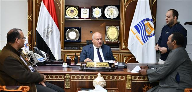 محافظ قنا يواصل استقبال المواطنين بمكتبه لبحث شكاواهم