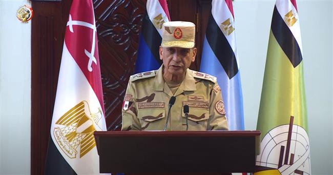 وزير الدفاع يلتقى عدداً من مقاتلي المنطقة المركزية العسكرية .. فيديو
