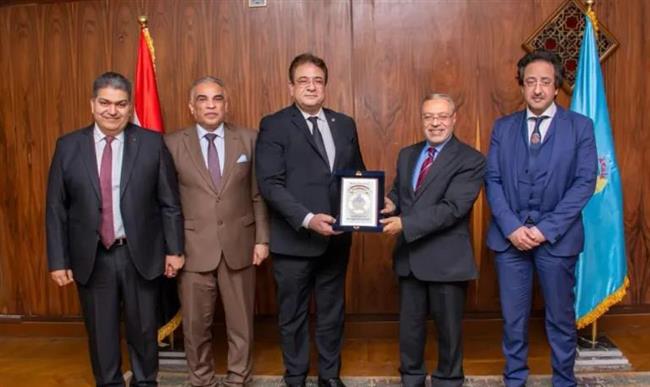 رئيس جامعة طنطا يكرم المدير التنفيذي للمركز الرئيسي للعلاقات الدولية وشئون الوافدين