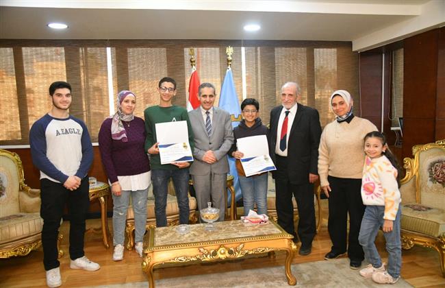 محافظ الغربية يكرم طالبان لفوزهم في مسابقات الروبوت والبرمجة الدولية