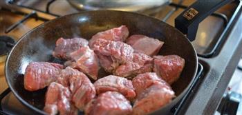   هل أكل لحم الإبل يُبطل الوضوء؟