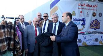 رئيس جامعة الزقازيق يفتتح معرض "دكان الفرحة" بكلية التربية الرياضية بنات 