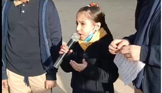 "مريم".. أصغر طالبة تمدح حبيب الروح بمدرسة خالد بن الوليد