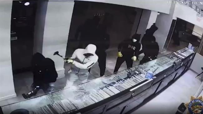 الأمن يكثف جهوده لضبط المتهم بإنهاء حياة مالك محل مجوهرات إثر سطو مسلح