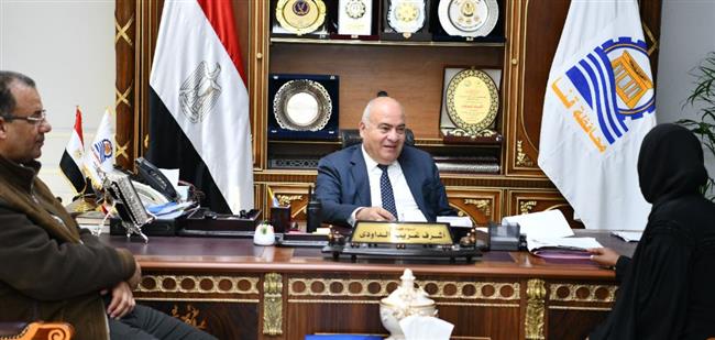 محافظ قنا يواصل استقبال المواطنين بمكتبه لبحث شكاواهم