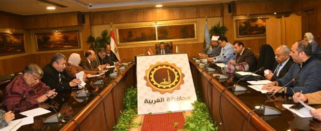 محافظ الغربية يجتمع برؤساء المديريات الخدمية