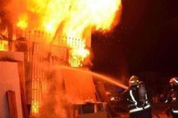 المعمل الجنائى يفحص آثار حريق مصنع أدوية فى أكتوبر
