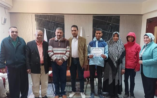 مدير عام تعليمية نجع حمادي يكرم الفائزين بمراكز جمهوري في مسابقات التربية الفنية 