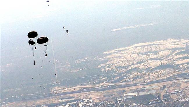بالصور.. مصر وعدد من الدول ينفذون عملية إسقاط مساعدات إنسانية فوق قطاع غزة