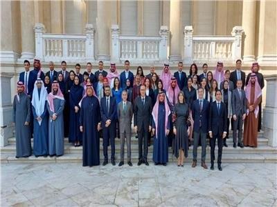 مساعد وزير الخارجية السعودي ومجموعة من الملحقين يزورون مقر المعهد الدبلوماسي