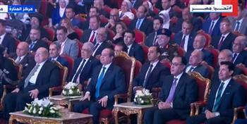سحابة عدت.. الرئيس السيسي يشهد عرضا غنائيا بمشاركة مدحت صالح