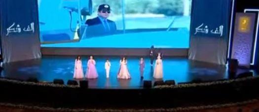 "ألف شكر".. السيسي يشهد عرضا غنائيا لفرقة من قادرون باختلاف