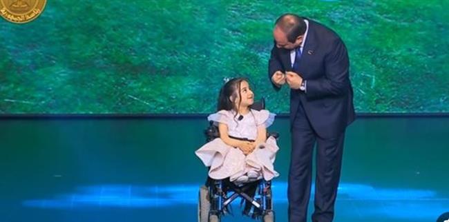 ​صباح الفل على بلدي.. طالبة تلقي  قصيدة أمام الرئيس السيسي