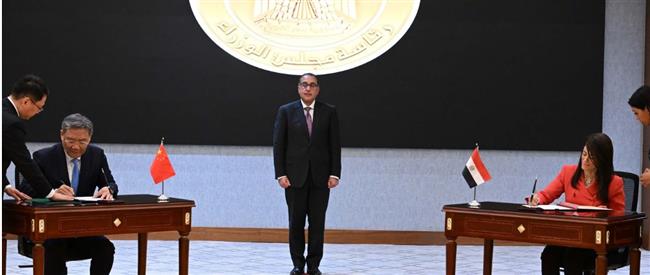 مدبولي يشهد توقيع شهادة تسليم وتسلم مشروع مركز تجميع وتكامل واختبار الأقمار الصناعية