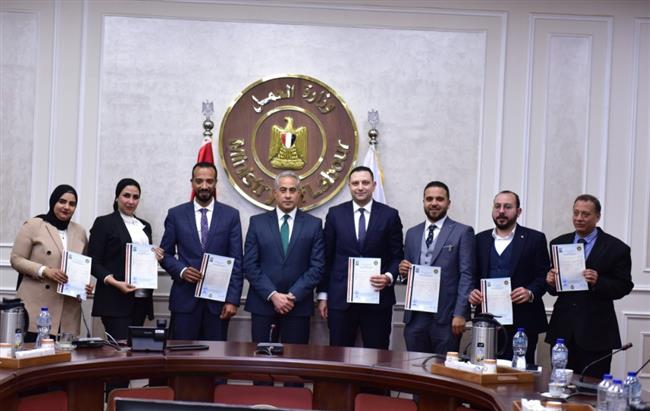 بالصور.. وزير العمل يُسلم الدفعة الأولى من "الرخص الدائمة " لمراكز تدريب مهني
