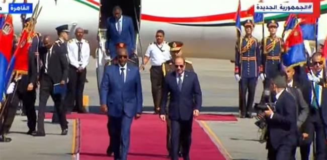 الرئيس السيسي يستقبل البرهان بمطار القاهرة.. بث مباشر