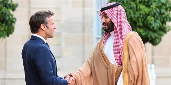 ولي العهد السعودي والرئيس الفرنسي يبحثان العلاقات الثنائية والقضايا الإقليمية والدولية