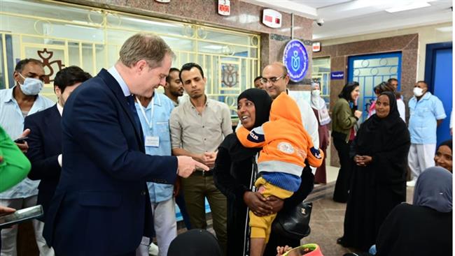 بالصور| السفير البريطاني فى مستشفيات أسوان .. ويؤكد: نفتخر بتعاونا مع مصر
