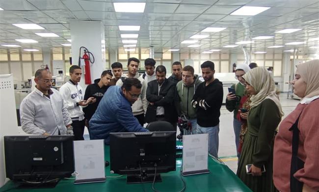 طلاب هندسة القناة يتوجهون لزيارة مصنع الإلكترونيات