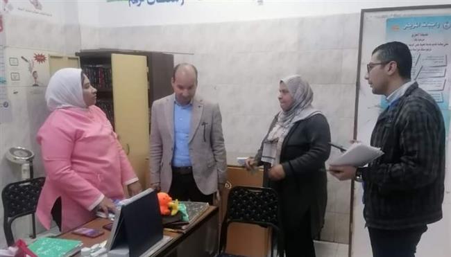 إشغالات الباعة الجائلين تحاصر مركز طبى عثمان بشبرا الخيمة.. ووكيل وزارة الصحة يناشد المحليات 
