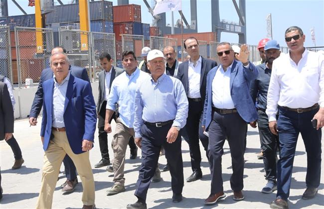 وزير النقل يتفقد ميناء بورتوفيق لبحث فرص الاستثمار