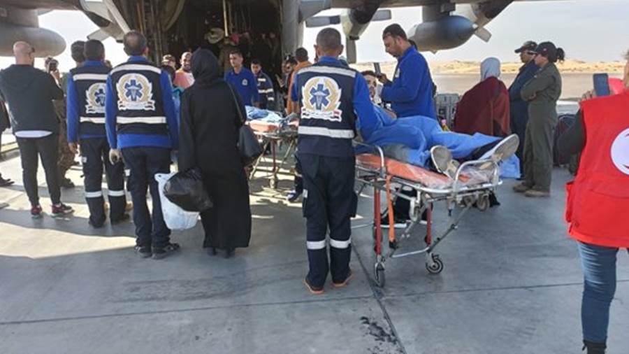 نقل 11 جريحًا و32 مرافقًا فلسطينيًا عبر مطار العريش للعلاج في قطر