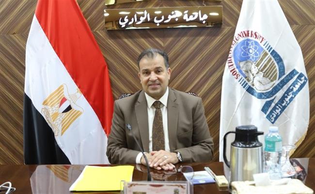 "عكاوي" يناقش رفع كفاءة العمل بمستشفيات جنوب الوادي الجامعية