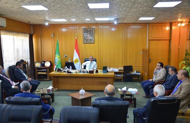 محافظ الإسماعيلية يناقش إنشاء وتطوير مجموعة من مدارس التكنولوجيا التطبيقية والتعليم الفني