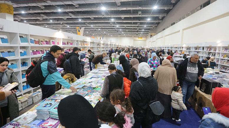 معرض القاهرة الدولي للكتاب يقترب من 4.5 مليون زائر