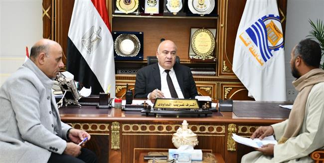محافظ قنا يواصل استقبال المواطنين فى مكتب الهموم