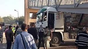 سيارة تريلا تصطدم بكوبري مشاة في ميدان لبنان