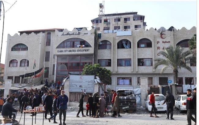 الهلال الأحمر الفلسطيني يحذر من كارثة إنسانية داخل مستشفى الأمل بـ خان يونس