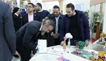   ممثل الأمم المتحدة للطفولة يزور جناح الأزهر بمعرض الكتاب.. ويؤكد إعجابه الشديد بكتاب الأطفال يسألون الإمام
