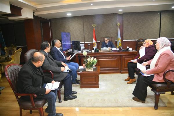 محافظ الغربية يناقش خطة العمل مع رؤساء لجان المشروع القومي لتنمية الأسرة المصرية