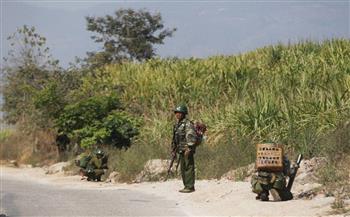   أفراد من حرس حدود ميانمار تفر إلى بنجلاديش أثناء القتال مع جماعة مسلحة