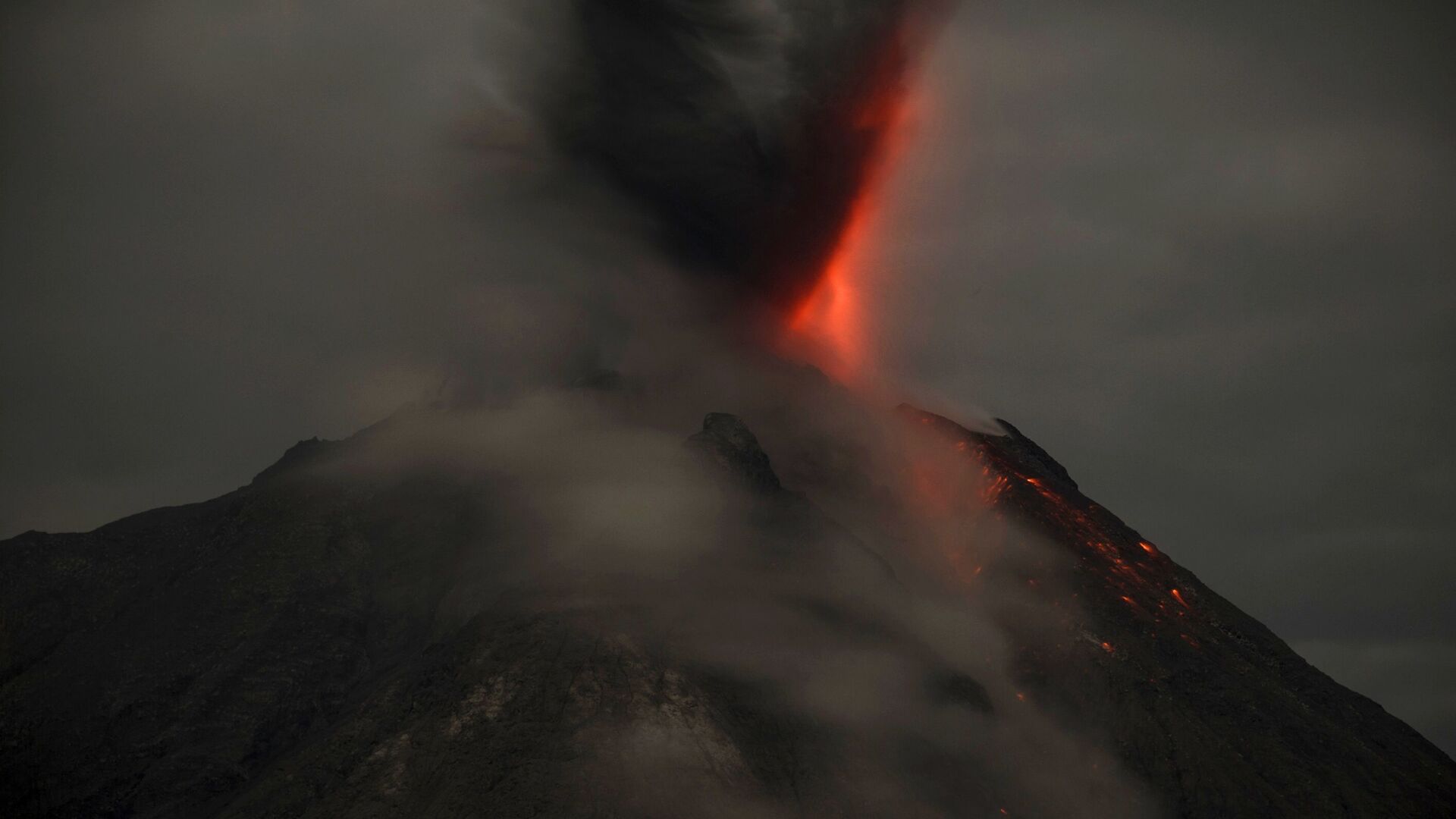 ثوران بركان سيميرو الإندونيسي قاذفًا الرماد لمسافة كيلومتر