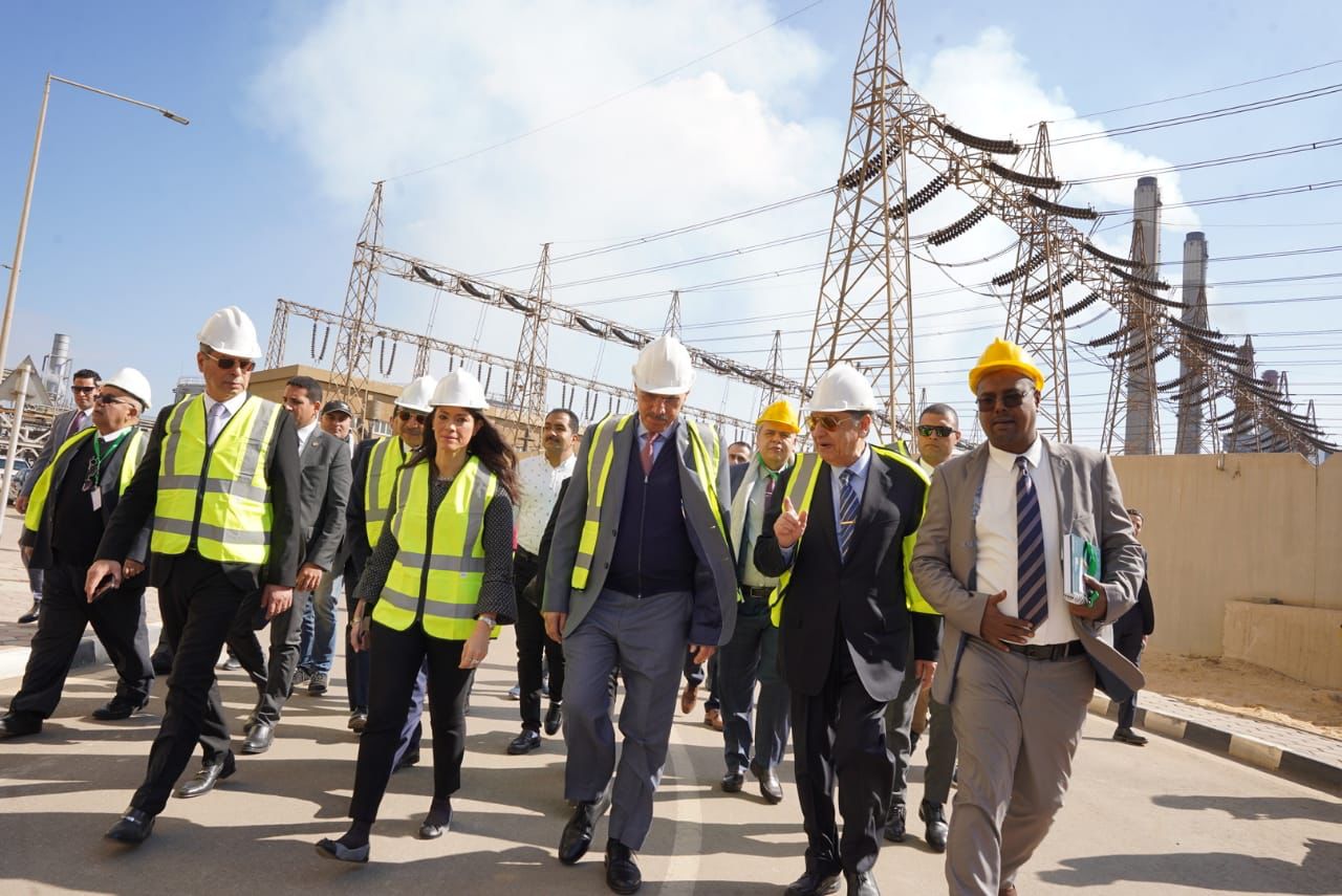 رئيس البنك الإسلامي للتنمية ووزيرا الكهرباء والتعاون الدولي يزورون محطة كهرباء غرب القاهرة
