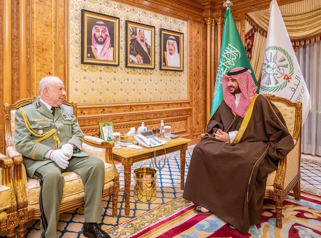 رئيس أركان الجيش الجزائري يؤكد الحرص على الارتقاء بالتعاون العسكري مع السعودية
