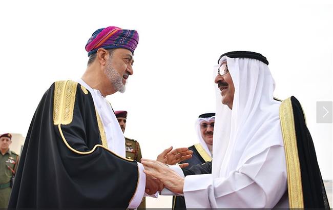 أمير الكويت يصل إلى مسقط