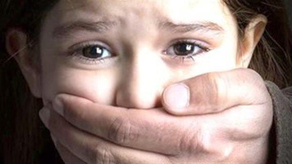 عاطل يخطف طفلة ويعتدي عليها تحت تهديد السلاح بـ شبرا الخيمة