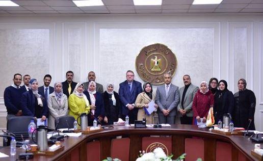 وزير العمل ومدير "العمل الدولية" يسلمان "شهادات مسؤولي توظيف" لعاملين بمديريات 3 محافظات