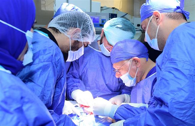 لإعادة توصيل الأعصاب المقطوعة.. رئيس جامعة سوهاج يجري عملية جراحية استغرقت 9 ساعات