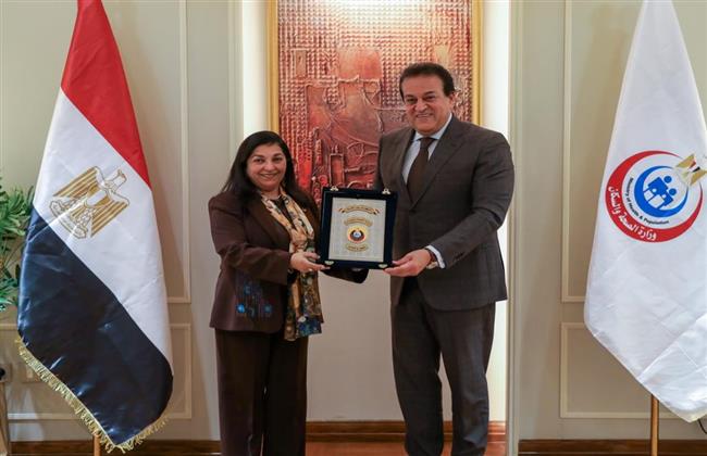 وزير الصحة يكرم الدكتورة نعيمة القصير ويهديها درع الوزارة تقديرًا لجهودها