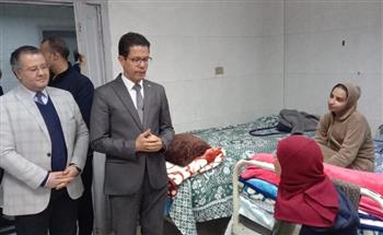   رئيس جامعة بنها يزور المرضى من الأشقاء الفلسطينيين داخل المستشفى الجامعي 
