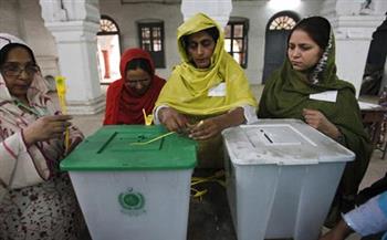   مسلحون يلقون قنابل يدوية على مراكز للاقتراع في باكستان
