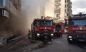 الدفاع المدني اللبناني يسعف مصابين إثر غارة جوية إسرائيلية بالنبطية جنوبي البلاد