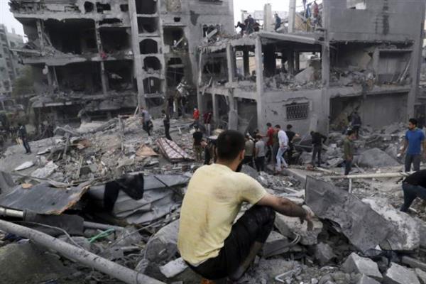 القاهرة الإخبارية: 3 شهداء وأكثر من 10 مصابين جراء قصف على مدرسة بـ خان يونس