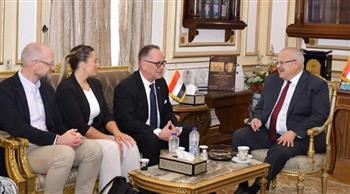 رئيس جامعة القاهرة يستقبل وفد وكالة الاعتماد الألماني في العلوم الصحية والاجتماعية