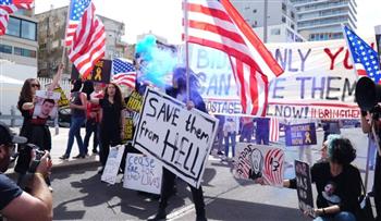   عائلات الرهائن الإسرائيليين ينظمون مظاهرة أمام مكتب السفارة الأمريكية في تل أبيب