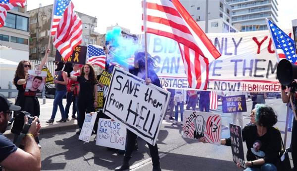 عائلات الرهائن الإسرائيليين ينظمون مظاهرة أمام مكتب السفارة الأمريكية في تل أبيب
